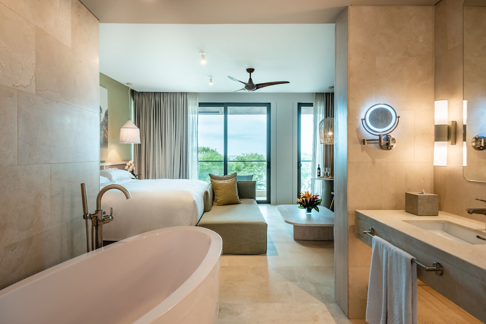 Junior Suite 1 King, Beach Front - Photo 6