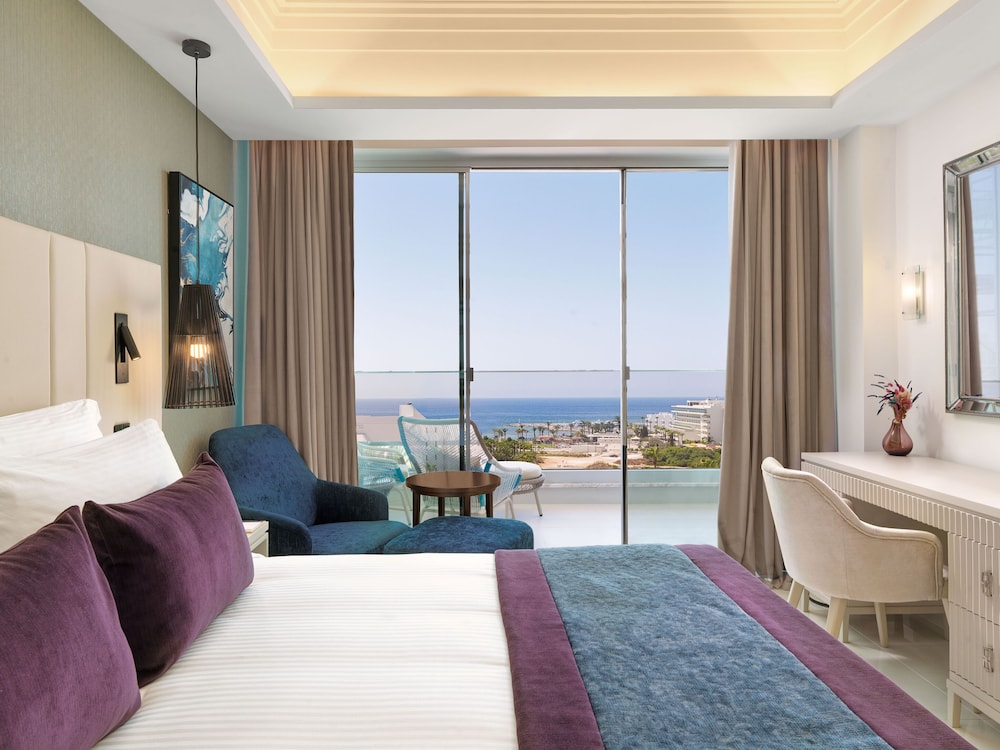 Deluxe Room, Pool View - Photo 10