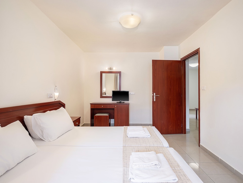 Apartment, Pool View, Ground Floor photo 3