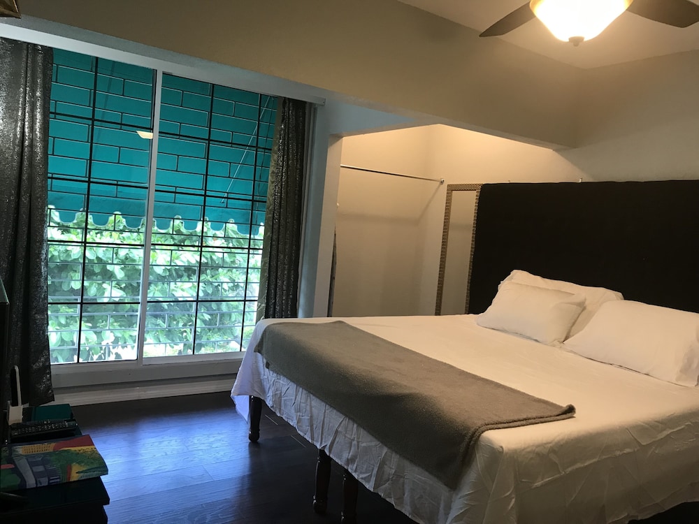 Deluxe Studio Suite, 1 King Bed, Refrigerator & Microwave, Mountain View