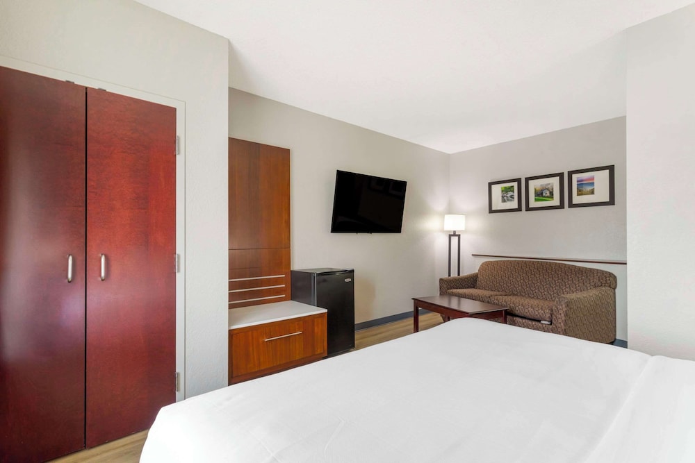 Suite, 1 King Bed with Sofa Bed - Photo 3