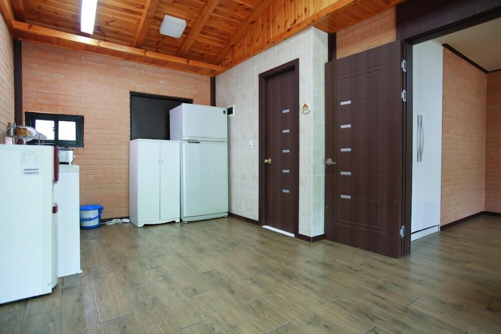 Room (Group) photo 3
