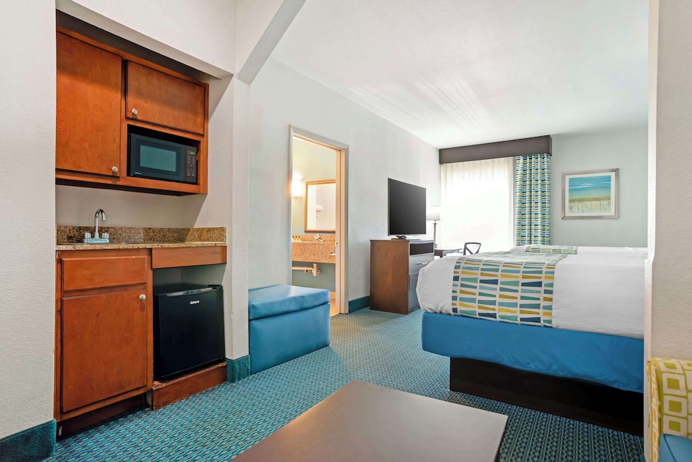 Suite, 2 Queen Beds, Non Smoking, Refrigerator & Microwave - Photo 2