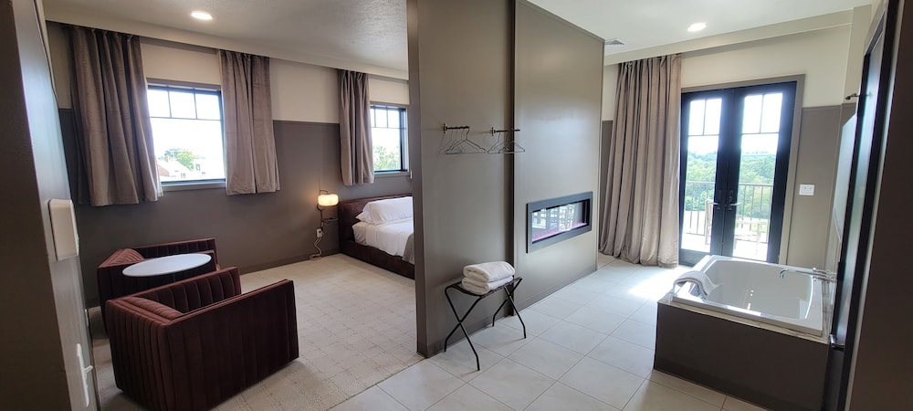 Exclusive Suite, 1 King Bed, Hot Tub, Valley View