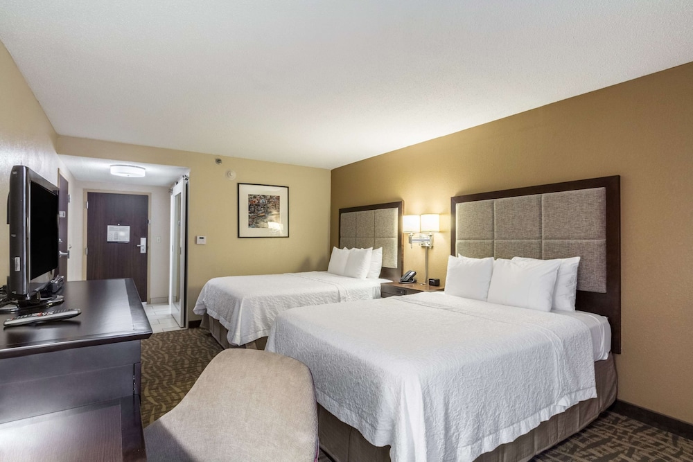 Standard room with two queen beds - Photo 3