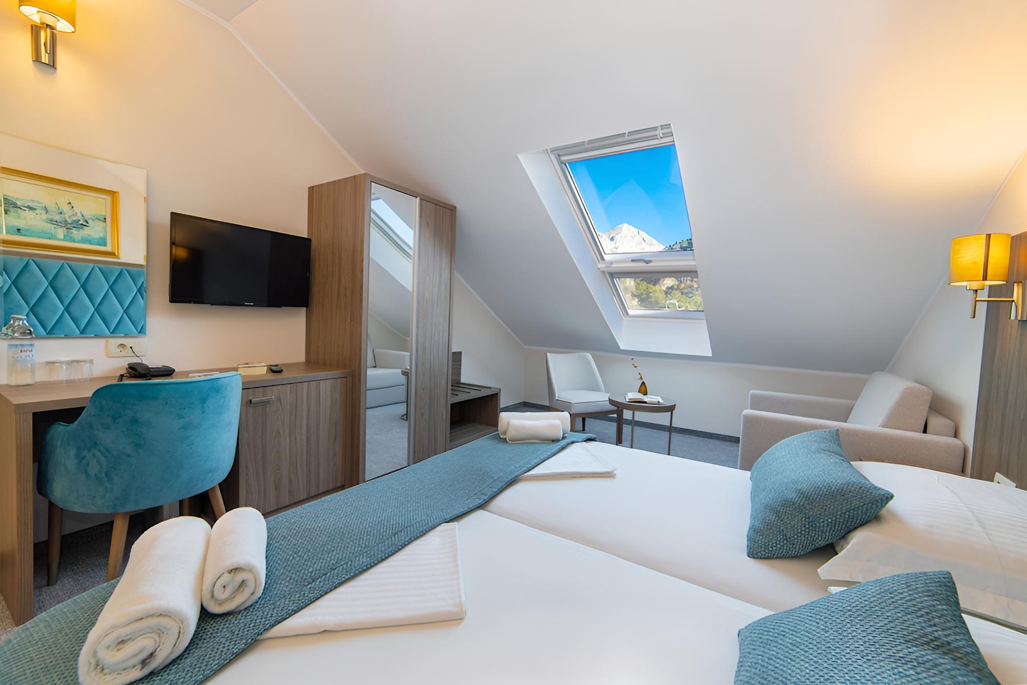 Economy Triple Room photo 2