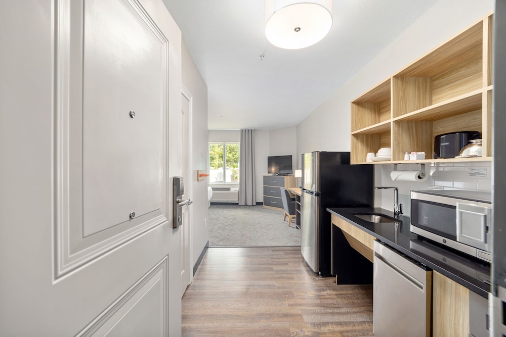 Studio Suite, 1 King Bed, Accessible (Communications, Roll-In Shower)