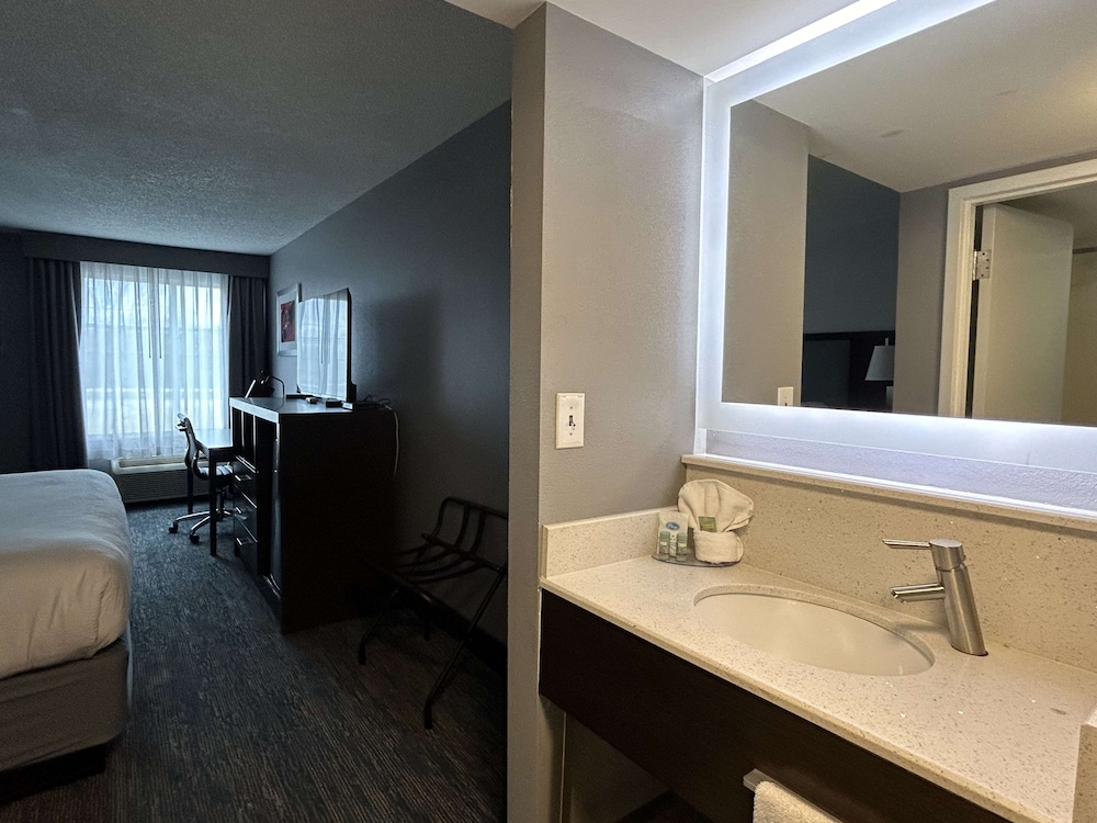 Executive Room, 2 Queen Beds, Non Smoking, Refrigerator & Microwave (Shower Only) - Photo 6