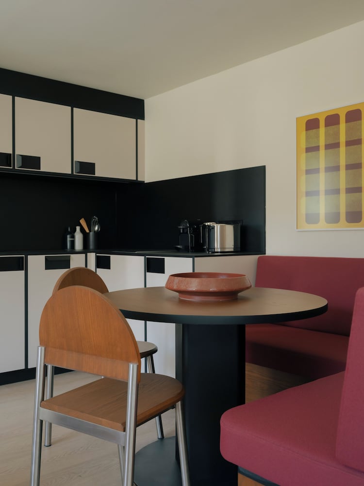 One-Bedroom Apartment with Balcony and City View photo 3