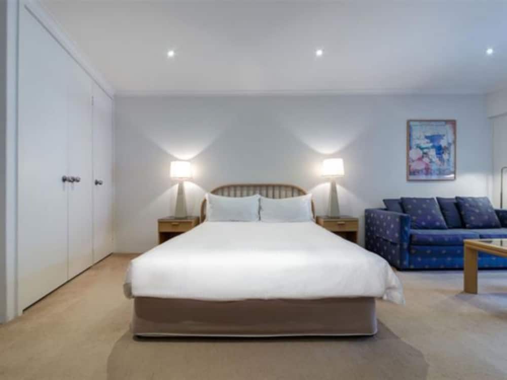 Studio Apartment thumbnail 6