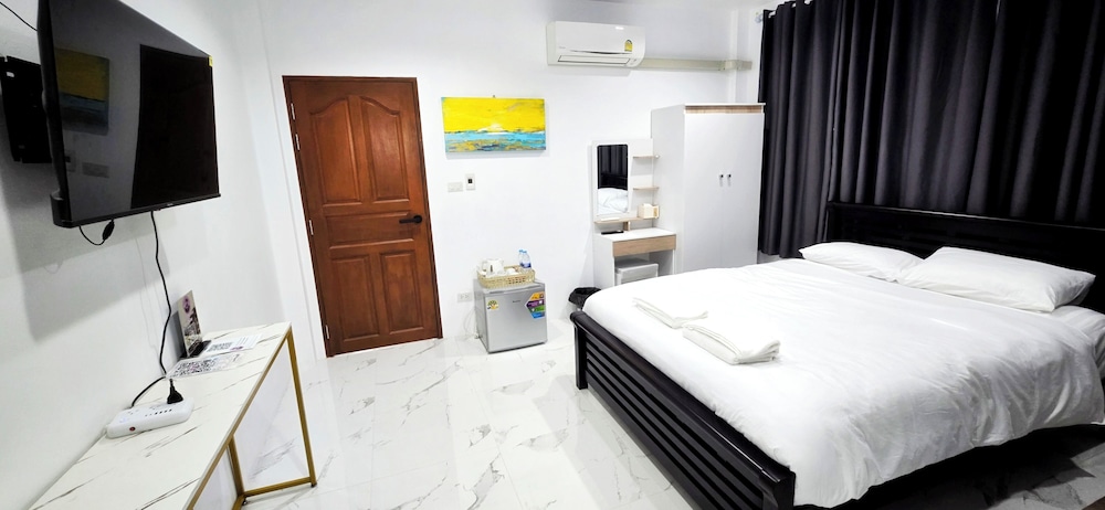 Standard Room, 1 King Bed photo 3