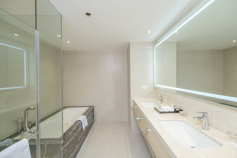 Premier Room with 1 King Bed and Club Access - Photo 4