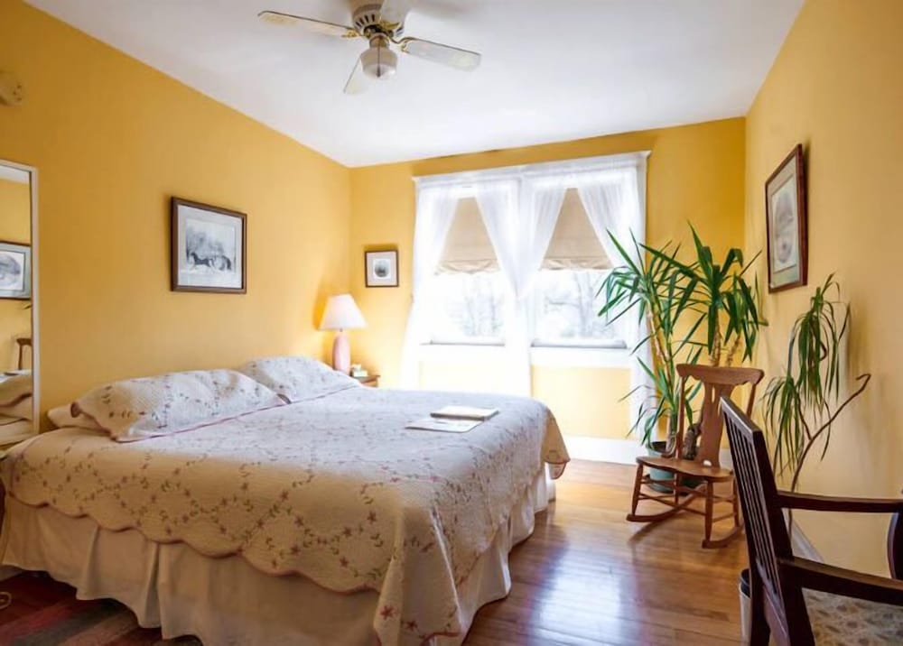 Room (Ridge & Valley Room)