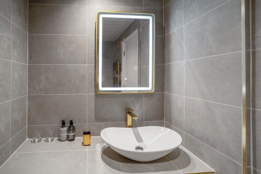 Suite - Photo 10