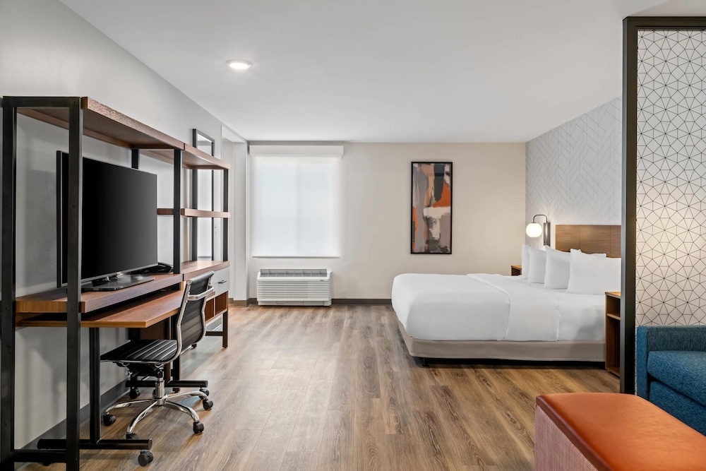 Suite, 1 King Bed, Accessible, Non Smoking (Roll-in Shower) photo 2