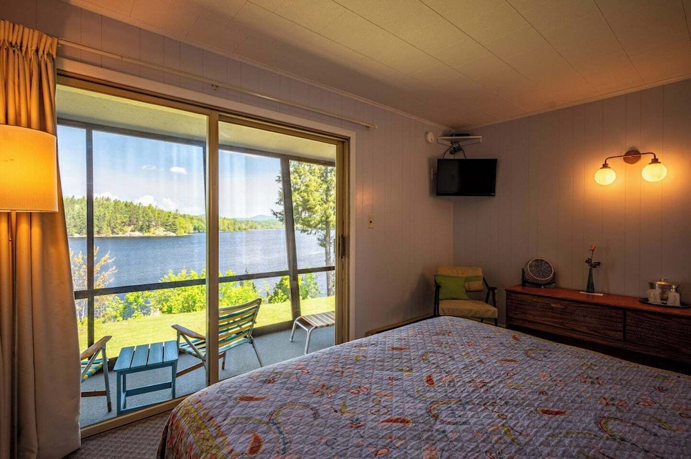 Double Room, 1 Queen Bed, Patio, Lake View photo 3