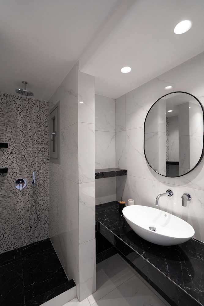 Deluxe Suite with Hot Tub and Sea View - Photo 11