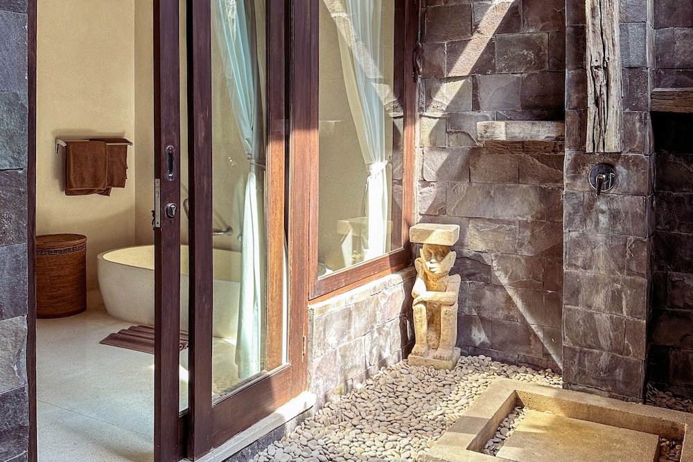 Superior Oceanview Group Stay - 2 Levels, Separate Entrances - Photo 11
