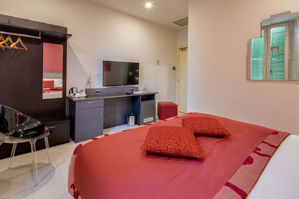 Standard Room, 1 Queen Bed, Non Smoking - Photo 3