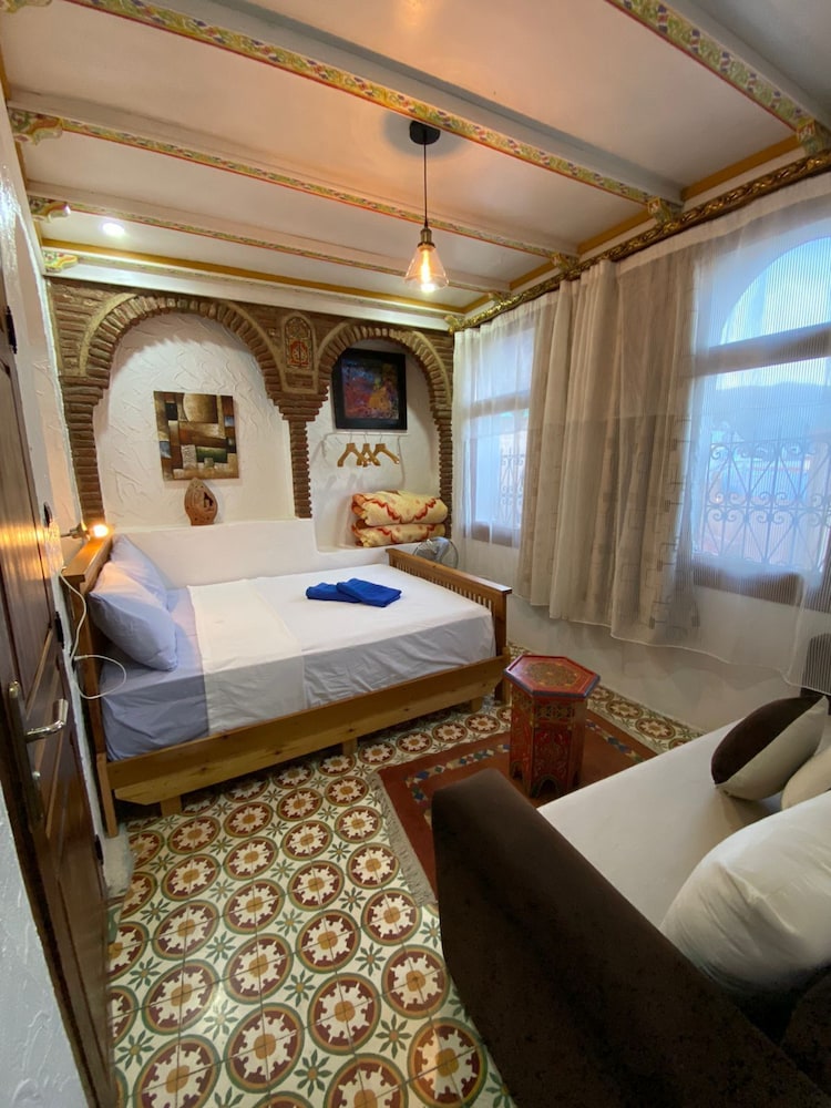 Deluxe House photo 2