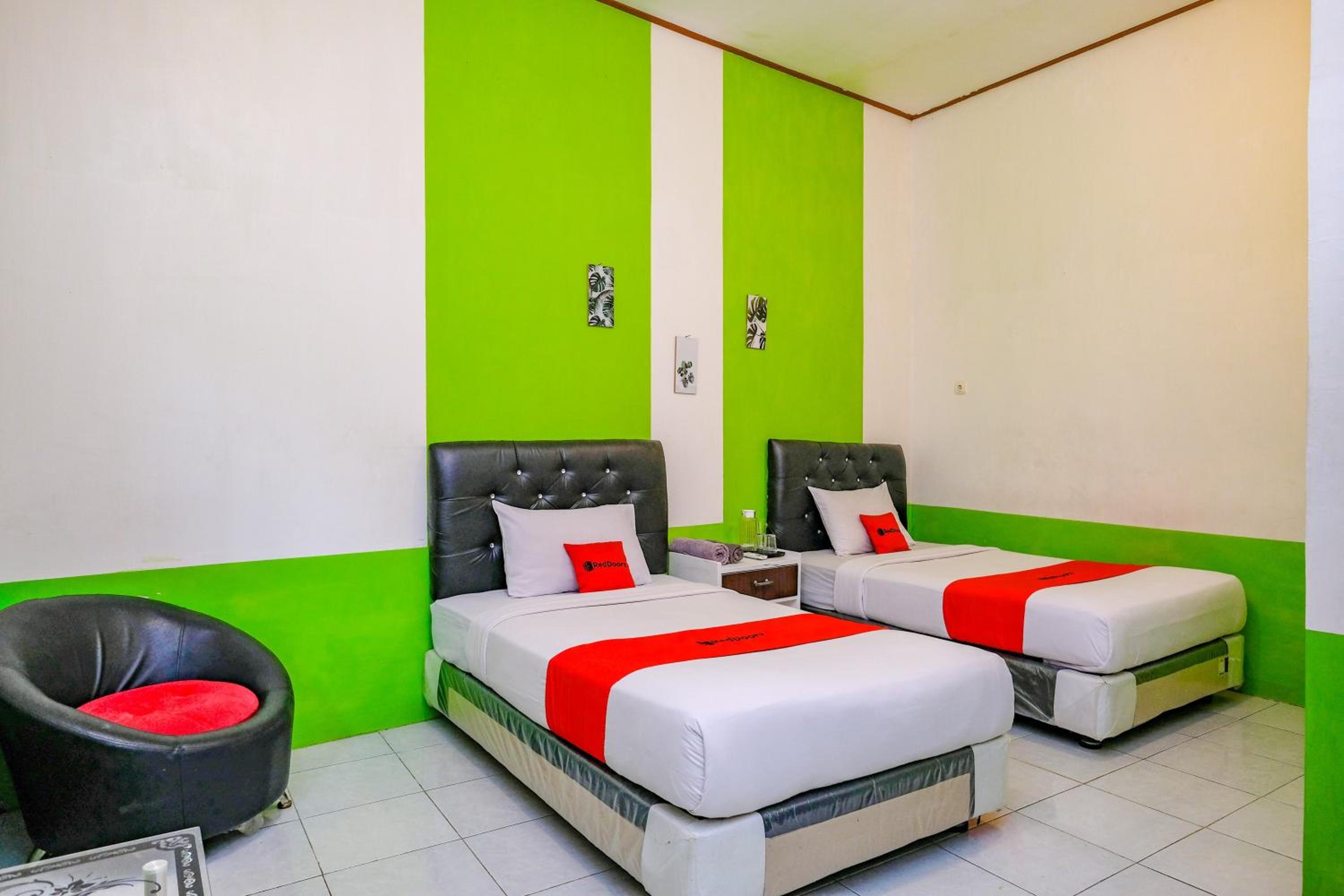 Standard Twin Room - Photo 9