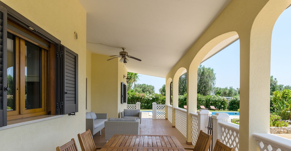 Villa photo 2