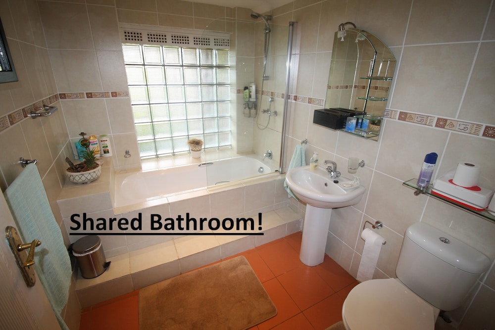 Gecko Room (with Shared Bathroom) photo 2