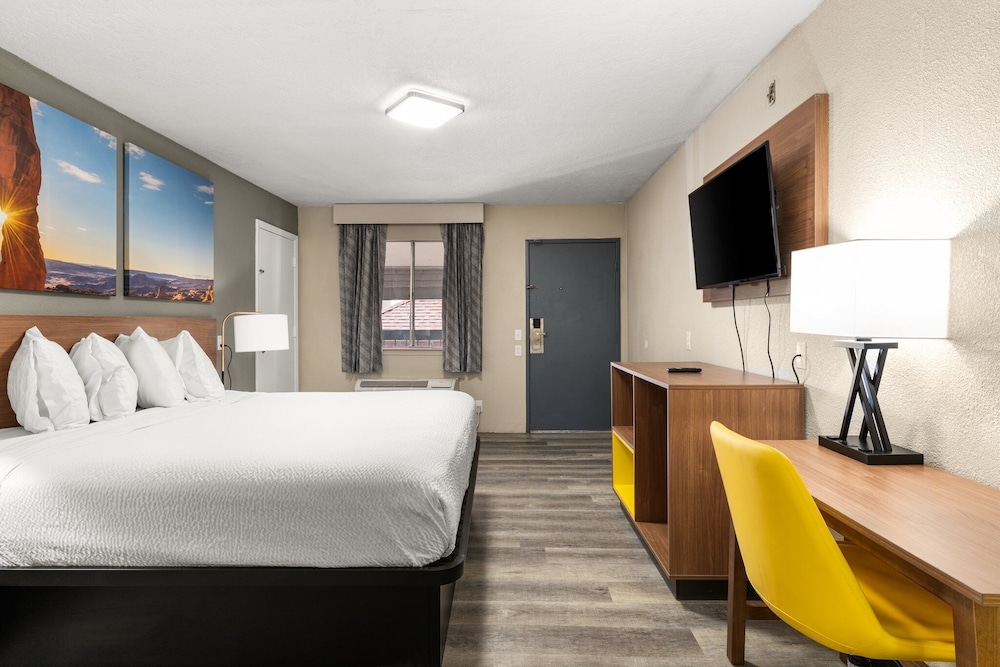 Room, 1 King Bed, Non Smoking - Photo 4