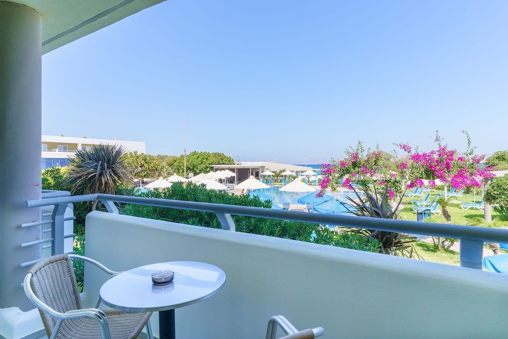Standard Room, Partial Sea View photo 3