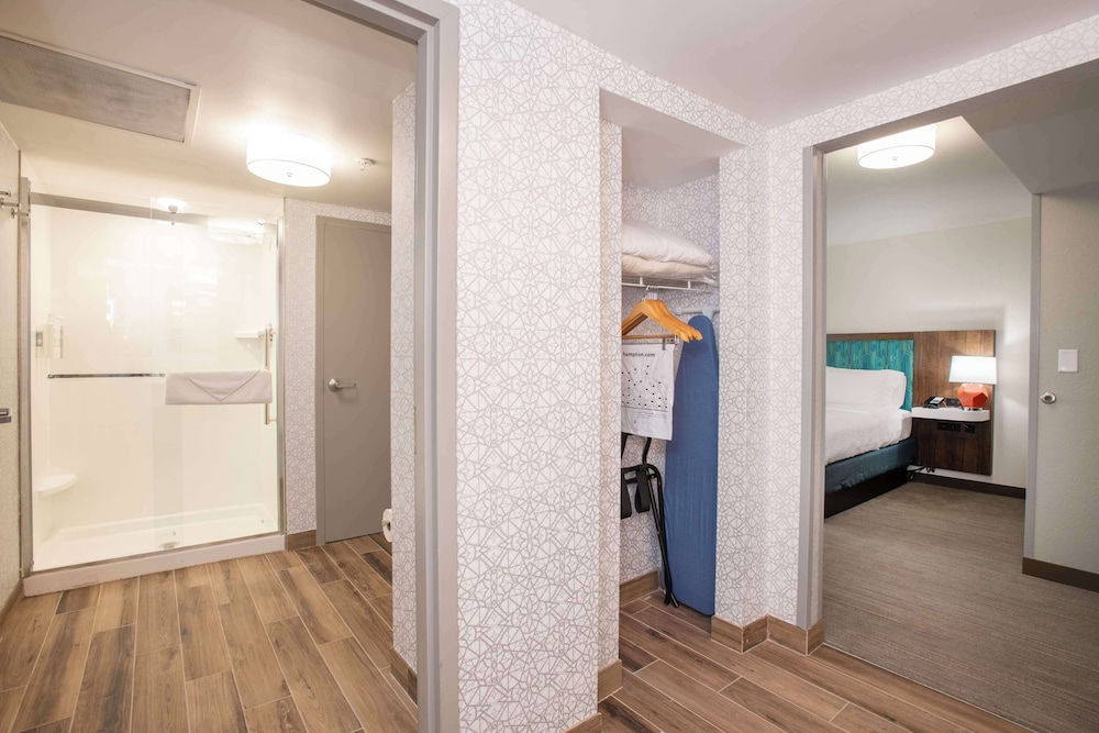 Suite, 1 King Bed, Kitchenette - Photo 9