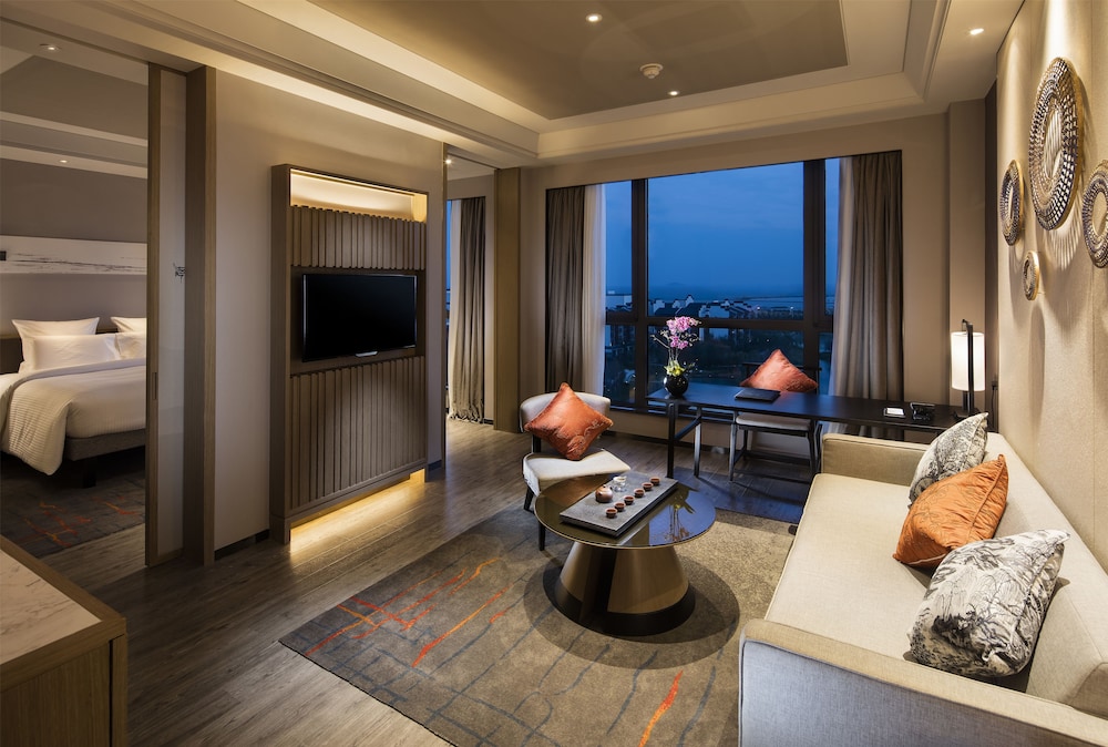 Superior Suite, 1 King Bed, Club Lounge Access photo 2