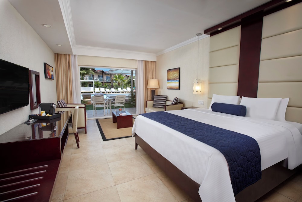 Standard Room, 1 King Bed, Pool View