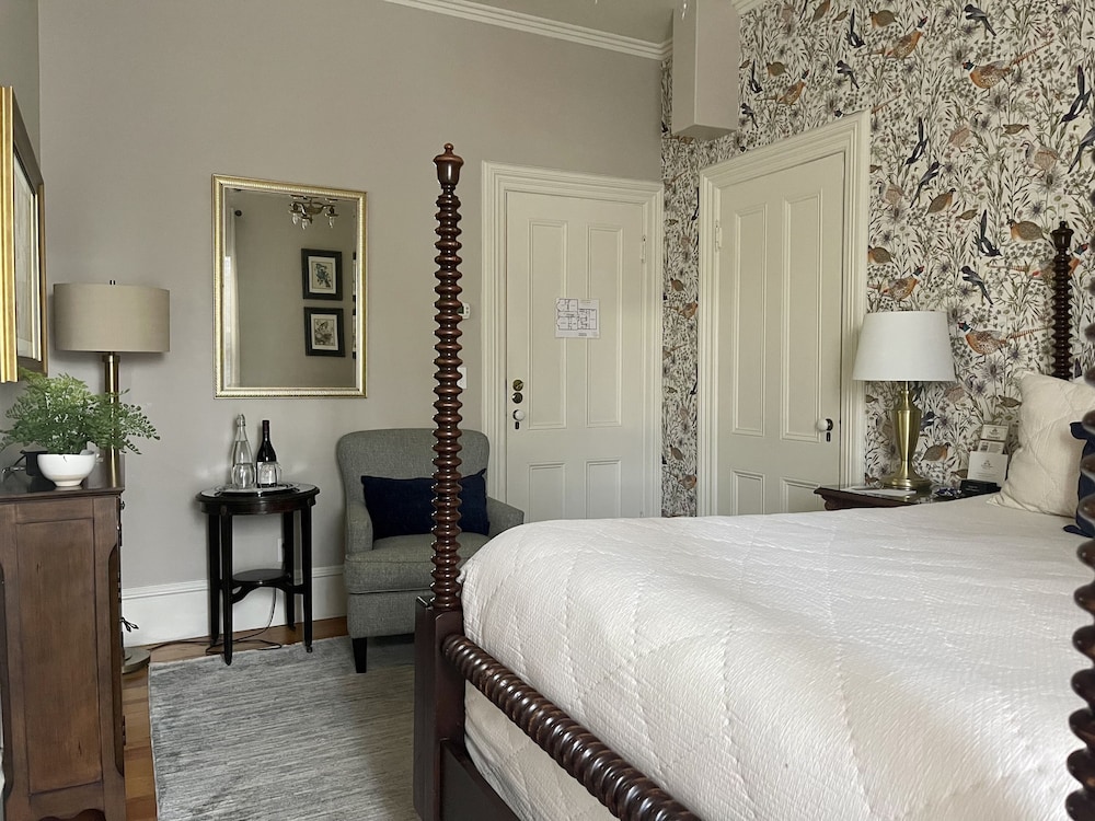 Anthony, 1 Queen Bed photo 3