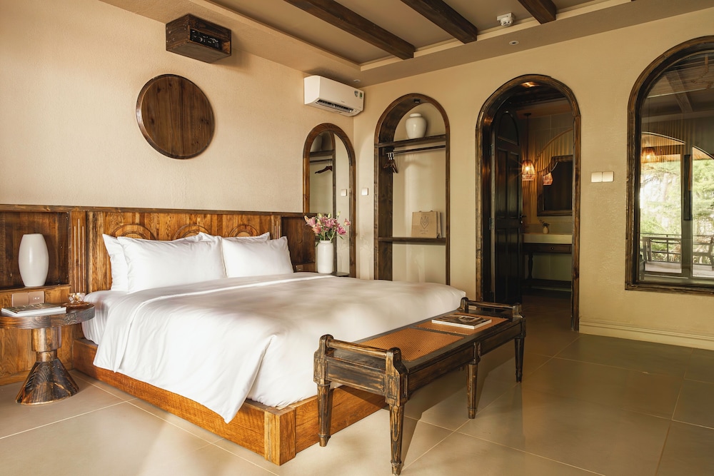 Superior Room, 1 Queen Bed, Partial Sea View