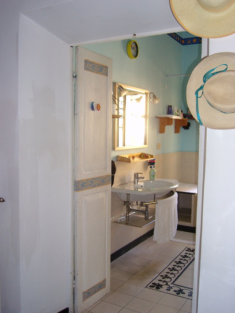 Twin Room, Shared Bathroom photo 2