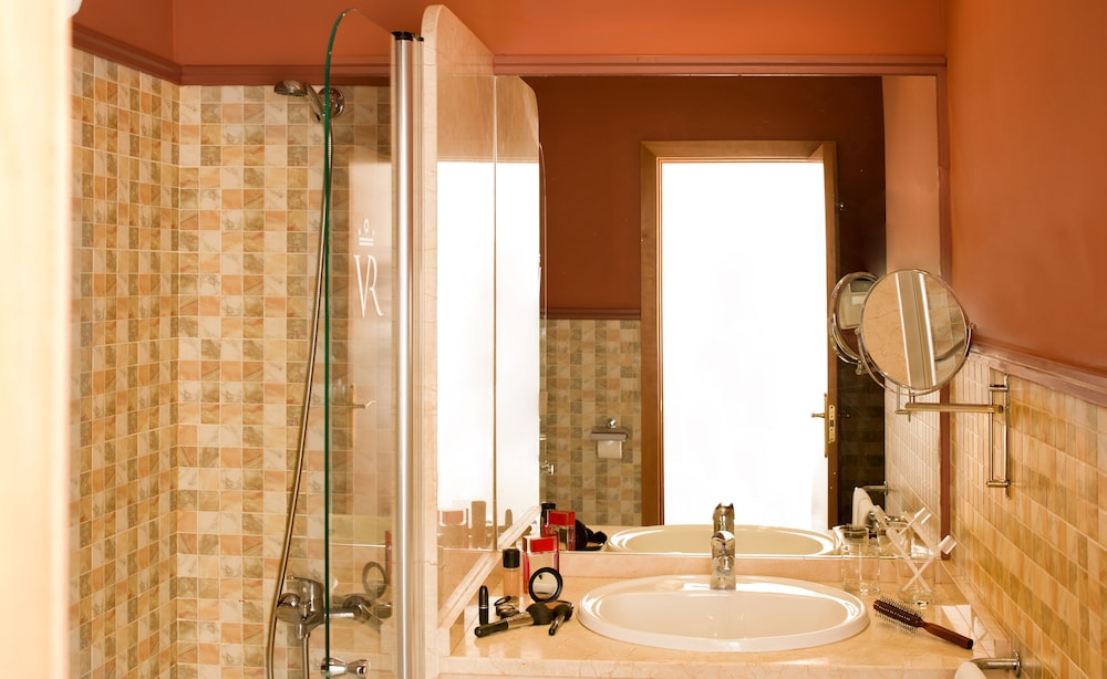 Double or Twin Room - Photo 9
