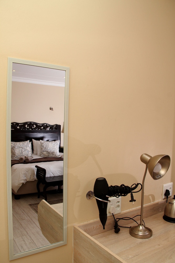 Queen Room photo 3