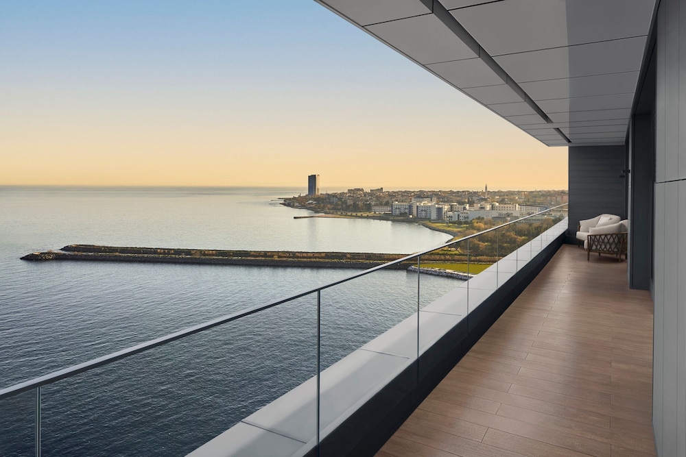 Elite Suite Partial View, Executive lounge access, 1 King, Sea view, Balcony thumbnail 5