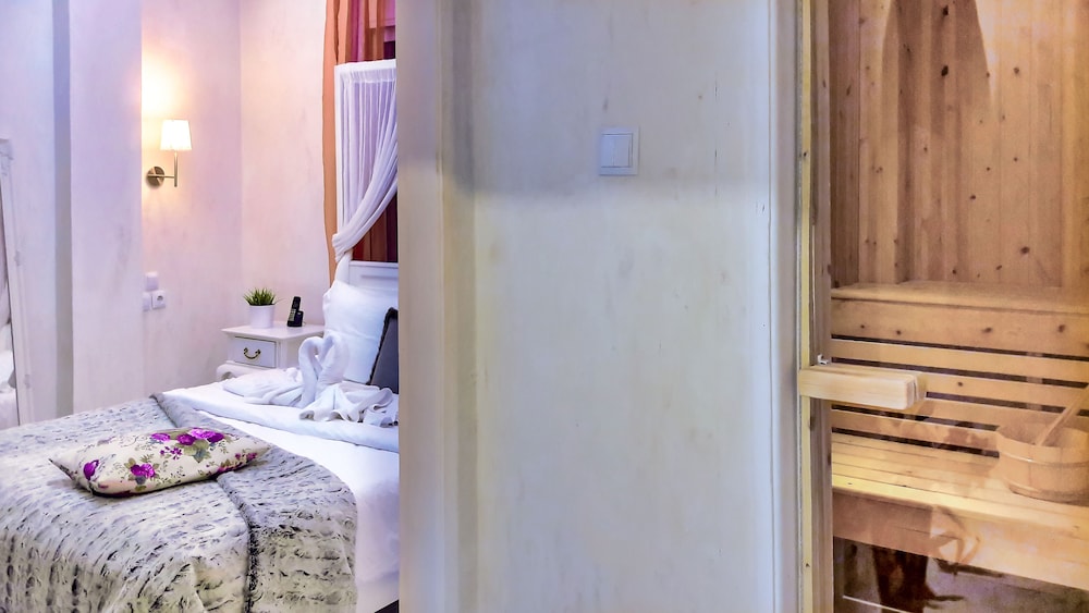 Secret Spa Suite Sea View with Fireplace, Private Sauna & Indoor Jetted Tub photo 2