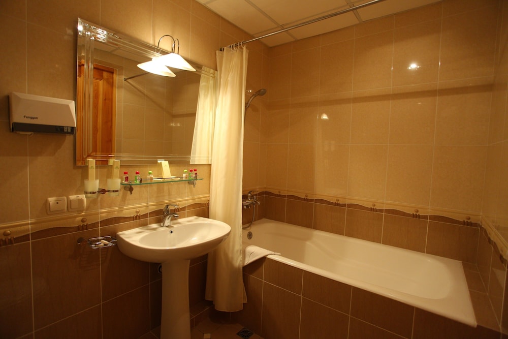 Executive Suite - Photo 7