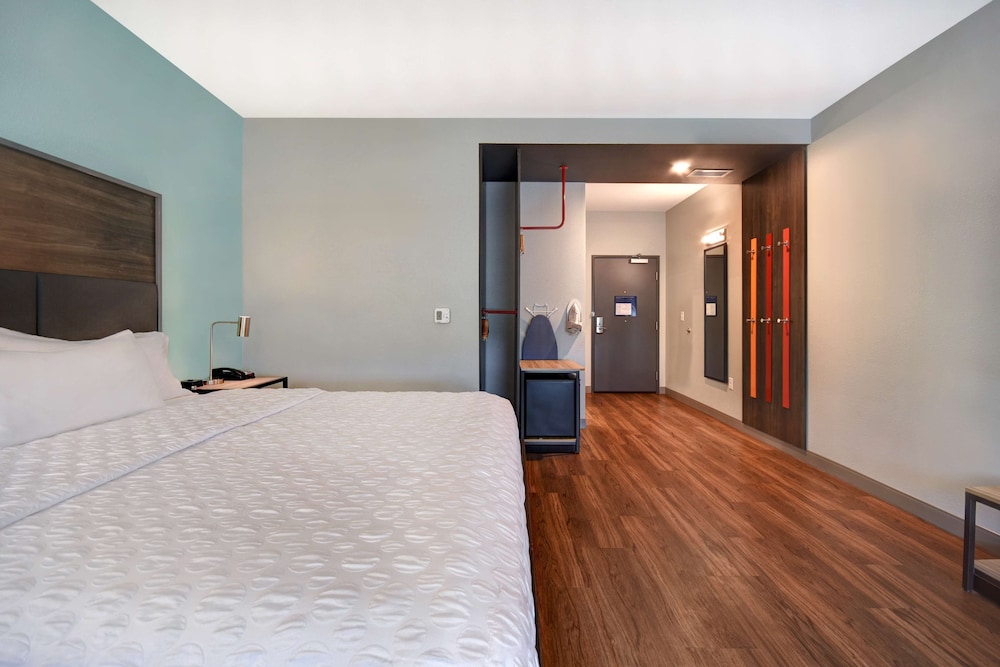 Room, 1 King Bed, Accessible, Bathtub - Photo 1