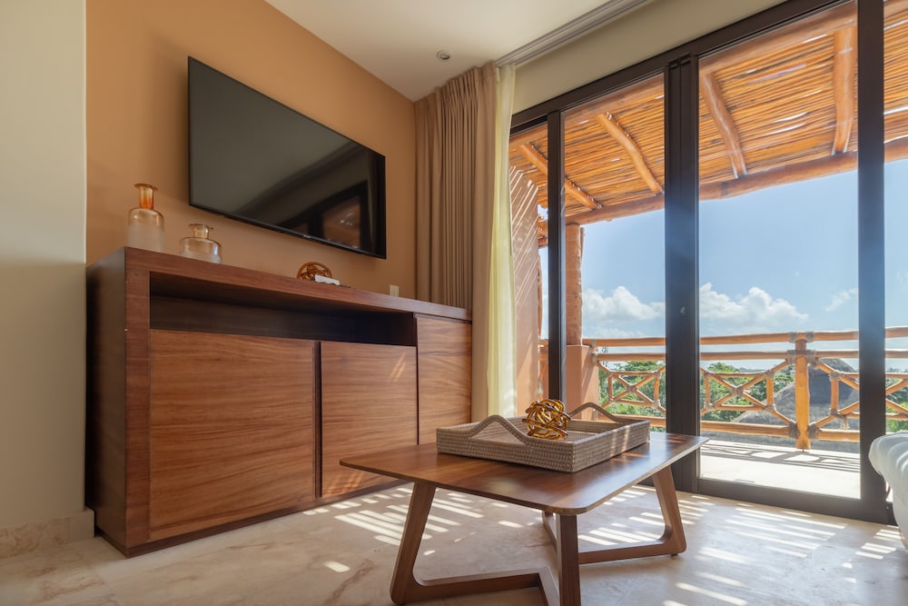 Belo Deluxe Suite King Bed - Adults Only