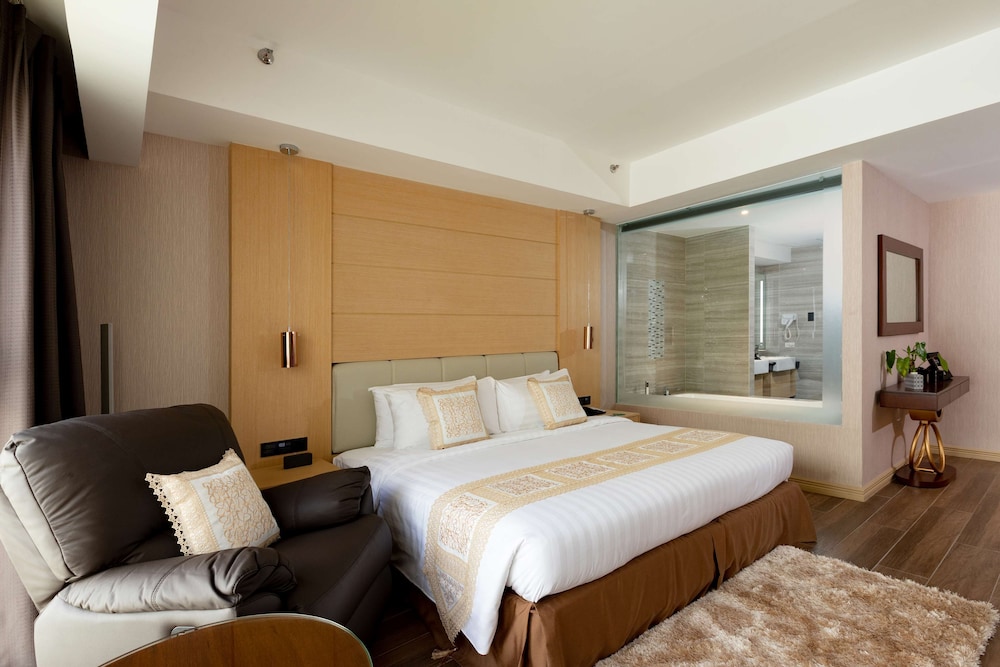 Executive Suite, 1 King Bed, Non Smoking, Bathtub (Living Room) - Photo 1