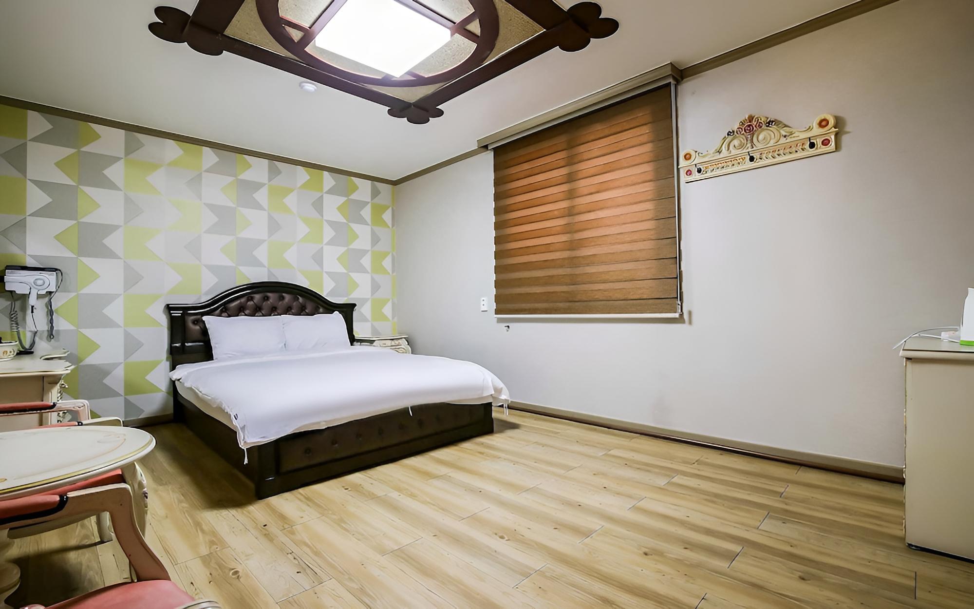 Room (Standard A (Netflix YouTube EV Charge) photo 2