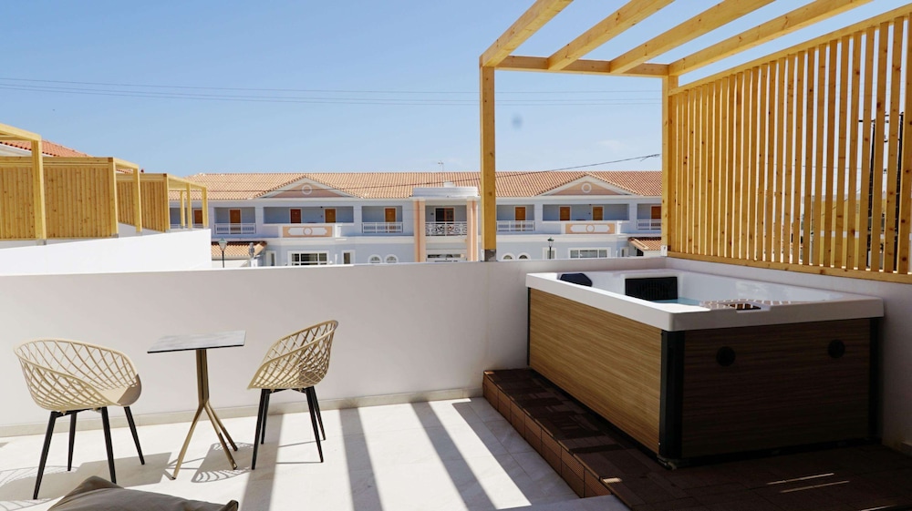 Junior Suite, Hot Tub - Photo 3