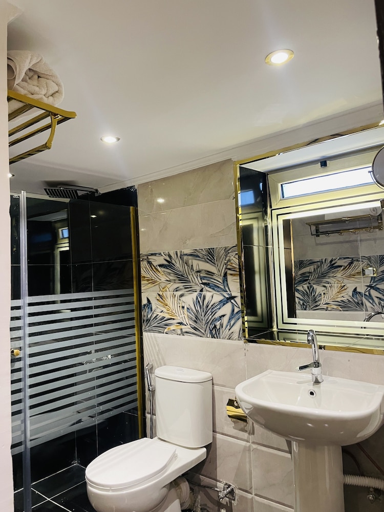 Deluxe Quadruple Room, City View thumbnail 6