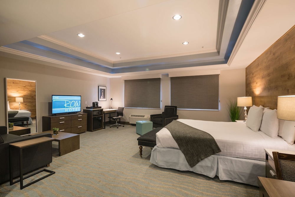 Suite, 1 King Bed, Non Smoking (Dining Table;Living Room) photo 3