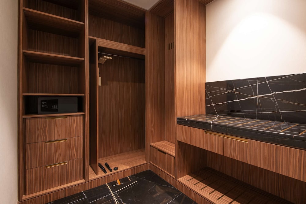 Executive Suite - Photo 6