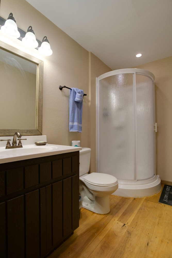 Premium Cabin, 2 Double Beds, Non Smoking, Kitchen (Linens Included, No Pets Allowed) photo 3