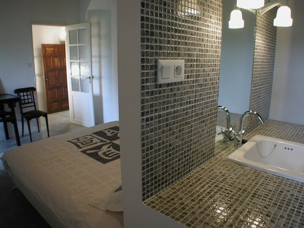Standard Double Room, Private Bathroom photo 2
